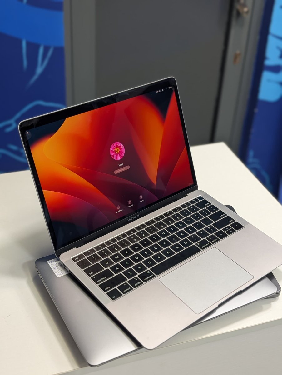 harrbyb's tweet photo. MacBook Air 2018 | 8gbRam | 256gbSSD | Touch iD | | keyboard light | charger | *430,000k*
.
MacBook Air 2018 | 8gbRam | 128gbSSD | Touch iD | | keyboard light | charger | *370,000k* https://t.co/hoE77dH1qV
