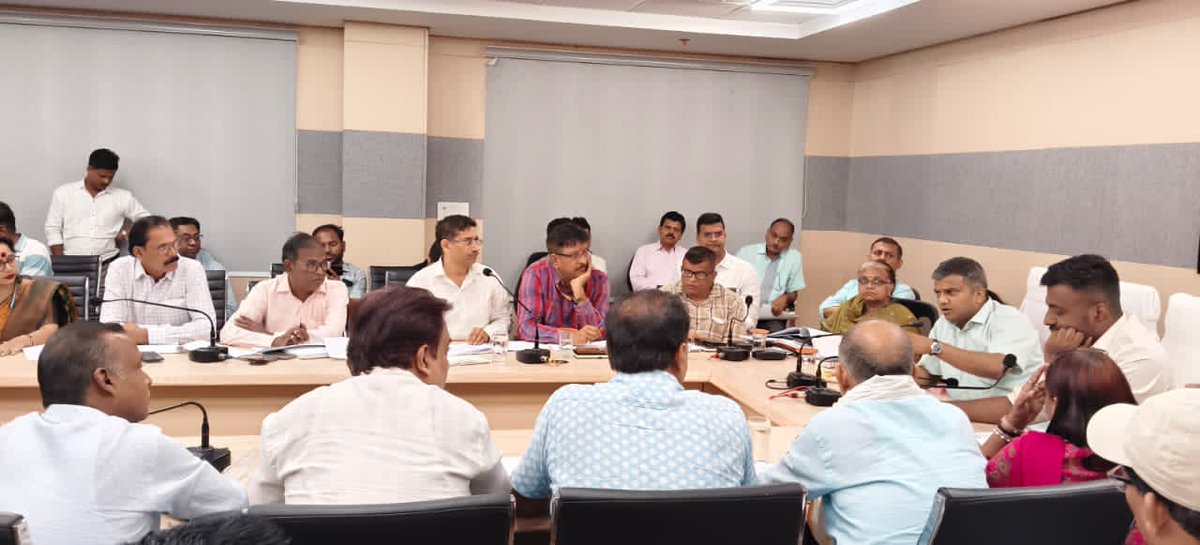 DM_PRAYAGRAJ's tweet photo. जिला व्यापार बंधु समिति की बैठक सम्पन्न।
जिलाधिकारी की अध्यक्षता में आयोजित बैठक में व्यापारियों की समस्याओं एवं सुझावों पर विस्तृत चर्चा की गई। जाम, अतिक्रमण, पार्किंग, फायर सेफ्टी एवं अन्य व्यापारिक समस्याओं के त्वरित एवं प्रभावी समाधान हेतु संबंधित अधिकारियों को आवश्यक निर्देश दिए गए। साथ ही व्यापारियों से अपने प्रतिष्ठानों में फायर सेफ्टी मानकों का शत-प्रतिशत पालन सुनिश्चित करने तथा अग्निशमन उपकरणों को क्रियाशील रखने की अपील की गई।
प्रयागराज प्रशासन व्यापारियों की समस्याओं के समयबद्ध समाधान एवं बेहतर व्यापारिक वातावरण के लिए प्रतिबद्ध है।
@CdoPrayagraj @CMOfficeUP @UPGovt @InfoDeptUP @ChiefSecyUP