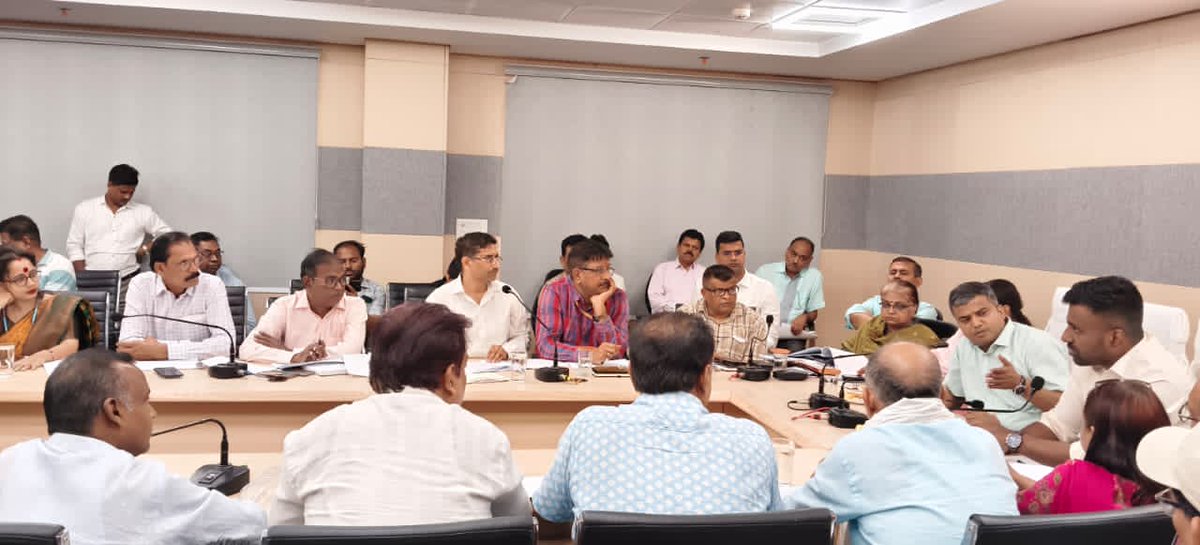 DM_PRAYAGRAJ's tweet photo. जिला व्यापार बंधु समिति की बैठक सम्पन्न।
जिलाधिकारी की अध्यक्षता में आयोजित बैठक में व्यापारियों की समस्याओं एवं सुझावों पर विस्तृत चर्चा की गई। जाम, अतिक्रमण, पार्किंग, फायर सेफ्टी एवं अन्य व्यापारिक समस्याओं के त्वरित एवं प्रभावी समाधान हेतु संबंधित अधिकारियों को आवश्यक निर्देश दिए गए। साथ ही व्यापारियों से अपने प्रतिष्ठानों में फायर सेफ्टी मानकों का शत-प्रतिशत पालन सुनिश्चित करने तथा अग्निशमन उपकरणों को क्रियाशील रखने की अपील की गई।
प्रयागराज प्रशासन व्यापारियों की समस्याओं के समयबद्ध समाधान एवं बेहतर व्यापारिक वातावरण के लिए प्रतिबद्ध है।
@CdoPrayagraj @CMOfficeUP @UPGovt @InfoDeptUP @ChiefSecyUP