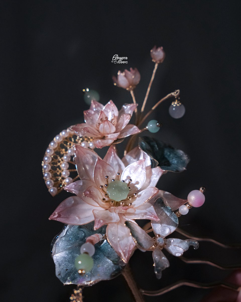 flowers2themoon's tweet photo. หลังๆเห็นเอนเกจแล้วน้ำตาจิไหล🥹

สวัสดีค่ะ ชื่อนิวนะคะ ทำเครื่องประดับดอกไม้จากเรซิ่นเป็นหลักค่ะ 
พยายามทำหลายๆแนวแต่งานส่วนใหญ่จะออกมาสไตล์จีนค่ะ ช่วงนี้กำลังทำพวงมาลัยวันแม่ค่ะ แพลนอยากทำงานหลากหลายขึ้น เช่นของขวัญ ของตกแต่ง(ถ้ามีคนสนใจ) ยังไงก็ฝากด้วยนะคะ💖 https://t.co/0Ii9Ep5QJW