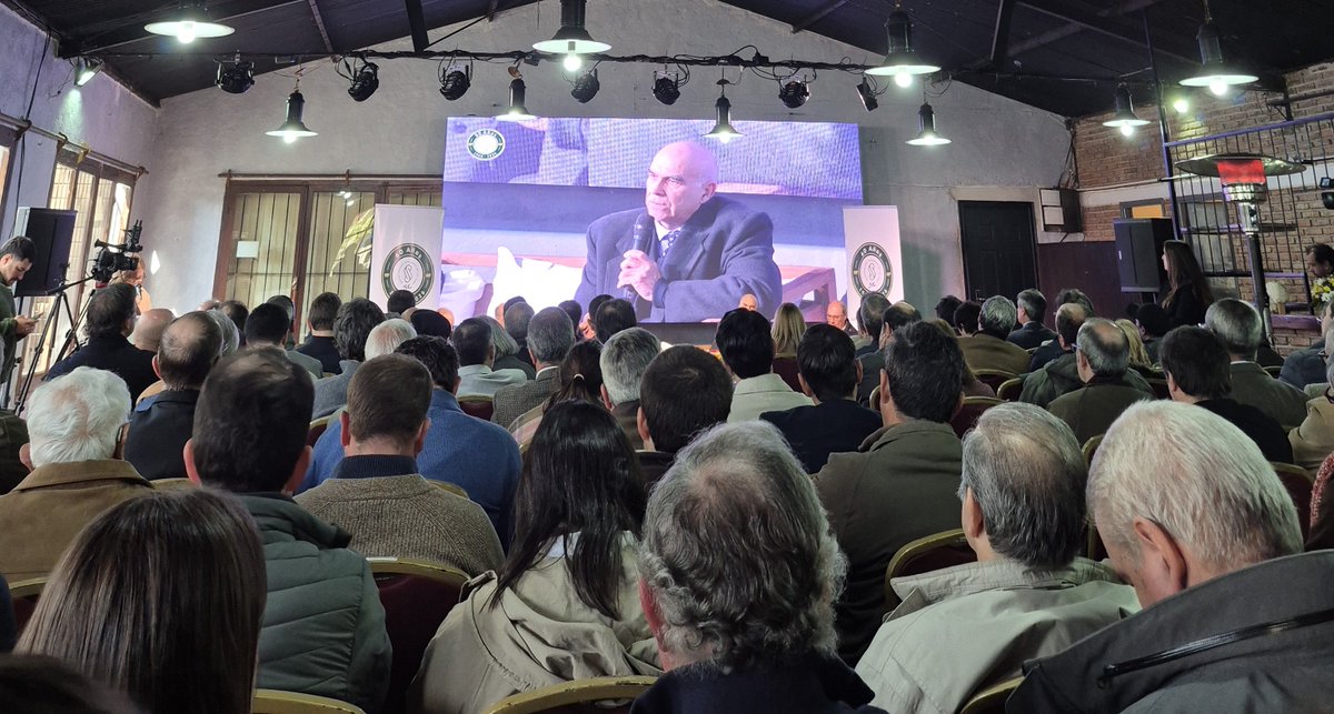 Diegocaben's tweet photo. 60 años @SUL_uy 💪🐑🐑 https://t.co/B0k6HHLl4w