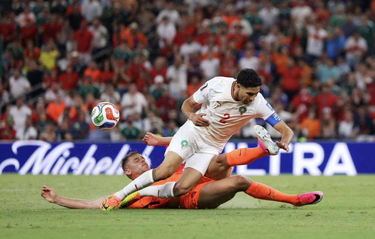 BachsMartin's tweet photo. #EXPRIME LA NARANJA: #MARRUECOS LO EMPATÓ AL FINAL DE LOS 90' Y ELIMINÓ A PAISES BAJOS EN LOS PENALES

El equipo marroquí dio el gran golpe, venció en dramática definición por penales 3-2 a la vieja #Holanda y se metió entre los 16 mejores del Mundo.

Los goles del partido se dieron en el ST. Gakpo puso la apertura para los europeos, lo igualó en la hora Diop para el elenco africano para forzar el alargue.

Tras la paridad en el tiempo suplememtario, Marruecos selló la clasificación en los dramáticos penales.

PAÍSES BAJOS 1-1 MARRUECOS
(Marruecos ganó por penales 3-2)
 
🏟Estadio de Monterrey (México).

#Goles: 
72′ Cody Gakpo (PB) 1-0 
92′ Issa Diop (M) 1-1

#FIFAWorldCup 
#Mundial2026