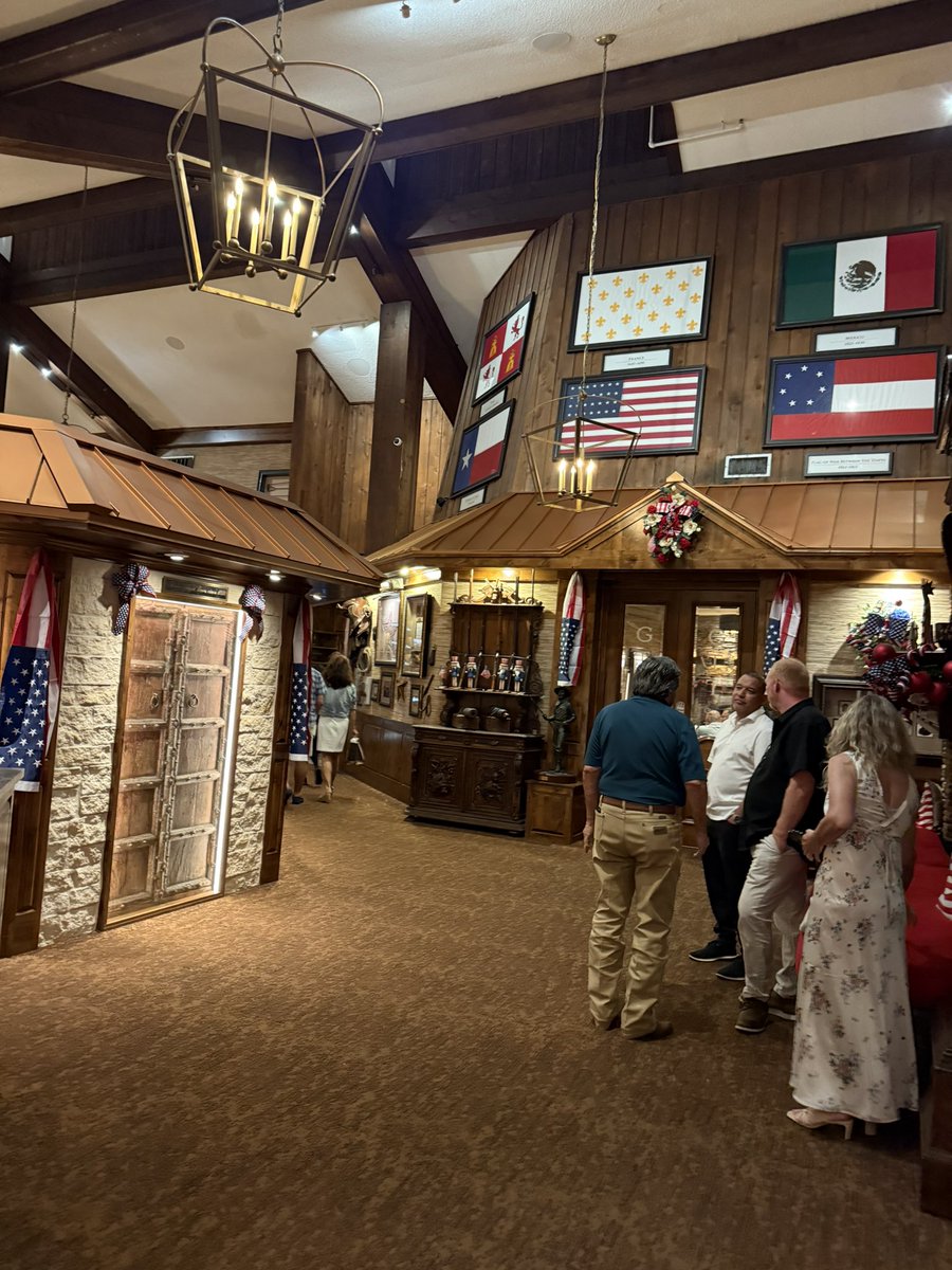 lovelyyukkieusa's tweet photo. 昨夜はTaste of Texasに行ってきました🥩
レストランの中はさながらミュージアムのようでした。トマホークやらフィレやらをいただきましたが、さすがテキサス👍 めちゃくちゃ美味しかったです😋 https://t.co/r3lf6ZfI8l