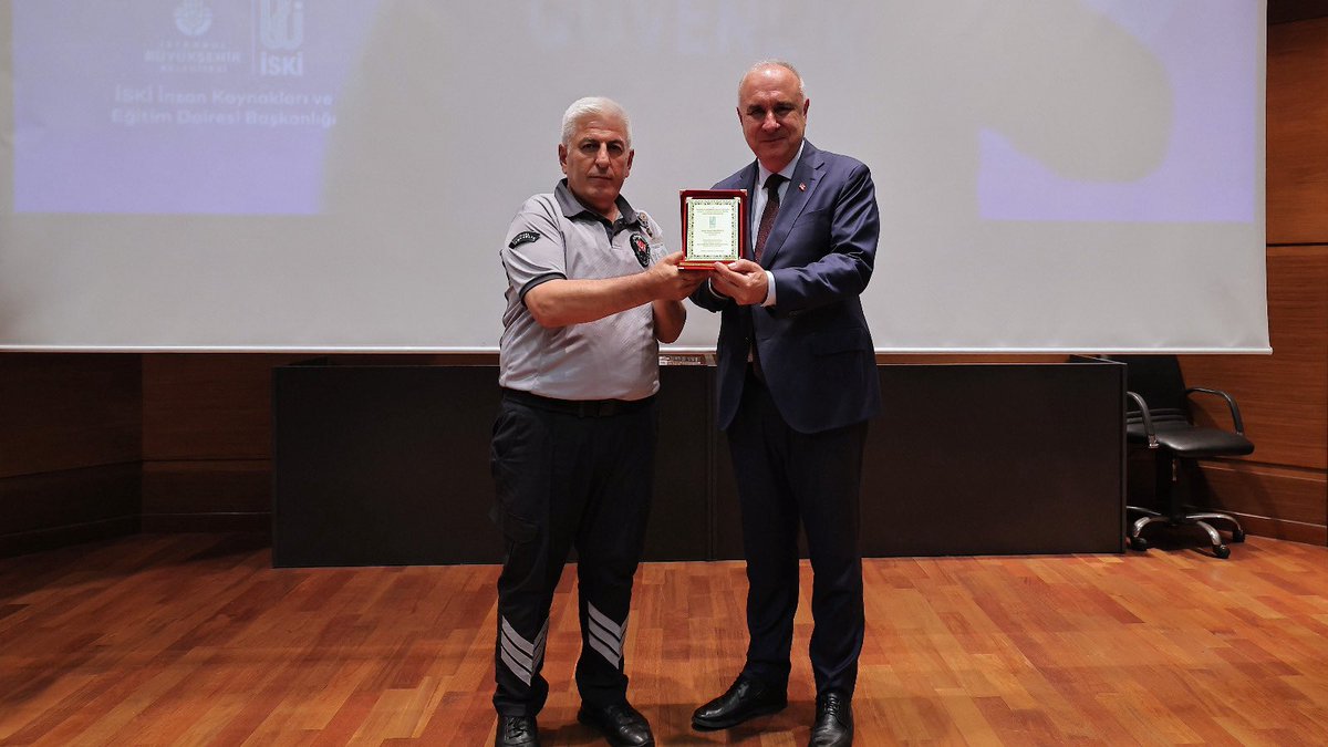 SafakBasa's tweet photo. 👮🏻‍♂️ 26–30 Haziran Özel Güvenlik Haftası kapsamında düzenlediğimiz programda, İSKİ ailemizin değerli özel güvenlik görevlileriyle bir araya geldik.

🏅 İdaremizin hizmet binalarında ve tesislerinde 7 gün 24 saat büyük bir özveri ve sorumluluk bilinciyle görev yapan çalışma arkadaşlarımızın emeklerini takdir ederek plaketlerini takdim ettik.

 🌿 Güvenli ve huzurlu bir çalışma ortamının sağlanmasında büyük pay sahibi olan tüm özel güvenlik görevlilerimize emekleri için yürekten teşekkür ediyor, Özel Güvenlik Haftası'nı kutluyorum.