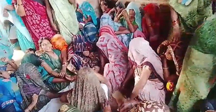 Pushpendrmishr6's tweet photo. हाईटेंशन लाइन का तार टूटकर टीनसैड पर गिरा, 25 वर्षीय युवक की करंट लगने से मौके पर ही मौत,ग्रामीणों में विद्युत विभाग की लापरवाही को लेकर भारी आक्रोश,पुलिस ने शव को पोस्टमार्टम के लिए भेजा,जांच जारी,उघैती थाना क्षेत्र के ग्राम कोठा का मामला 
@budaunpolice @dmbudaun @mvvnlbudaun https://t.co/X3MzYC1wrn