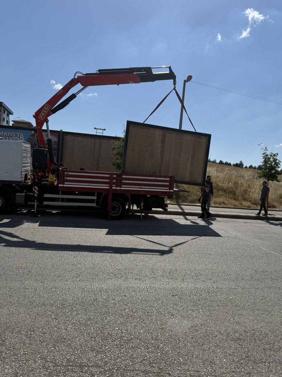 sertunc84's tweet photo. KAMUOYUNUN DİKKATİNE!!!

Eskişehir’de belediyecilik anlayışı ciddi bir koordinasyon sorunuyla karşı karşıya.

Kısa süre önce yerleştirilen billboardların Büyükşehir belediyesi ekiplerince kaldırılması, süreçteki belirsizlikleri gözler önüne seriyor. Bir ekip kuruyor, başka bir ekip söküyor. Bu sürecin sorumluluğu kimde?

Kamuoyu adına şu soruların yanıtlanmasını bekliyoruz:

🔹 İhaleyi alan firmaya toplam kaç billboard yapma ve işletme hakkı tanındı?

🔹 Tepebaşı’nda şu an aktif olarak kaç billboard bulunuyor? Bu sayı ihale şartlarıyla uyumlu mu?

🔹 Billboardların konumlarını kim belirliyor? Belediye mi yoksa yüklenici firma mı karar veriyor?

🔹 Eğer bu billboardlar kaldırılacaktıysa, neden önce kurulum yapıldı? Bu durumun sorumluluğu kime ait?

🔹 Kurulum ve söküm süreçlerinde oluşan iş gücü, araç ve diğer maliyetlerin kamuya yükü nasıl açıklanacak?

Belediye bütçesi, plansız uygulamaların denendiği bir alan olmamalıdır. Kamu kaynaklarının etkin ve verimli kullanılması, şehir yönetiminin temel sorumluluğudur.

Eskişehir halkı artık daha açık, daha planlı ve hesap verebilir bir yönetim anlayışı görmek istiyor.

@ayseunluce 
@DtAhmetAtac 
@eskisehirbb 
@tepebasibeltr