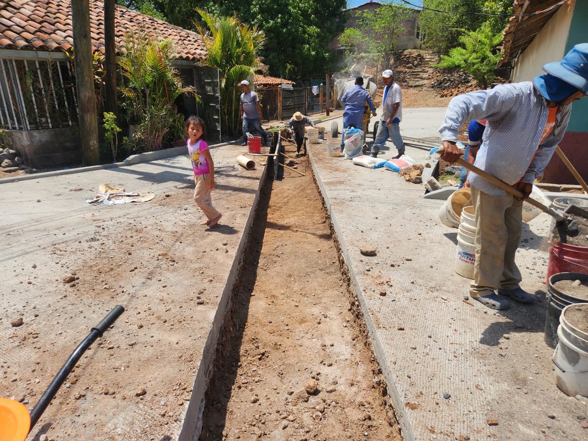 CJCA85's tweet photo. Construcción de tramo pavimento listo a finalizar https://t.co/GPCk6DDPd5