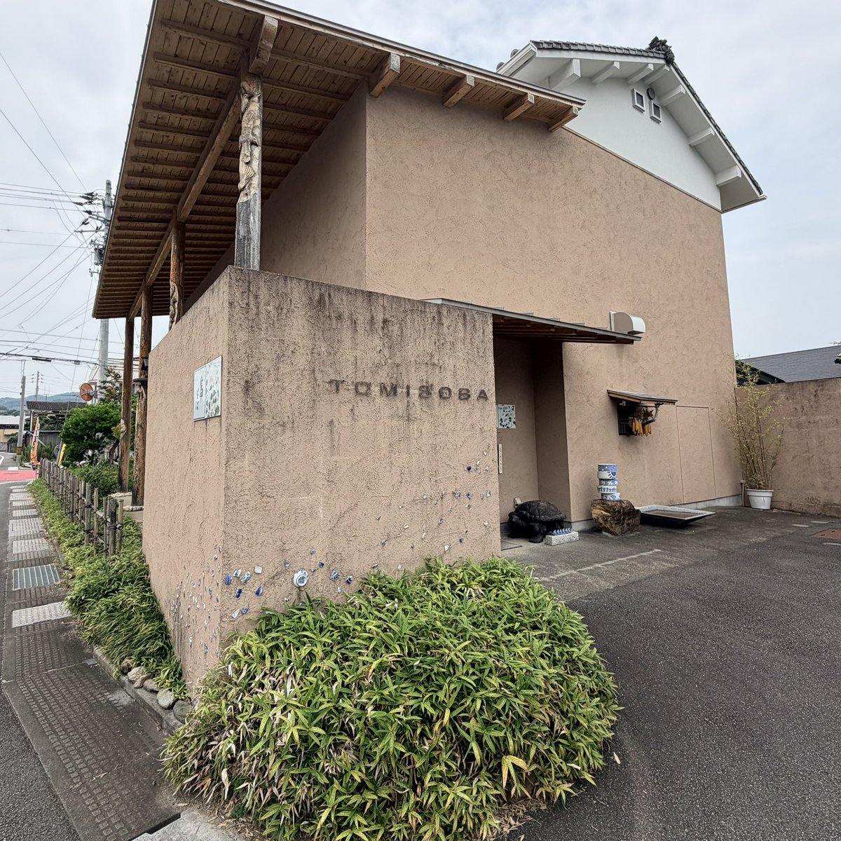 Regulus_Sigwolf's tweet photo. フォロワーさんの記事を見て
大晦日しか行かない蕎麦屋が閉店
指先が上手く動かず( ߹𖥦߹ )
蕎麦打ちが厳しくなったとのこと
事前に不格好な出来であると申告有
治療はこれからするが、良くなるか不明
砥部焼の名品や伊予絣が飾られた店内
無くなるの、寂しいし勿体ないなぁ
#富そば https://t.co/XQBNhjs410