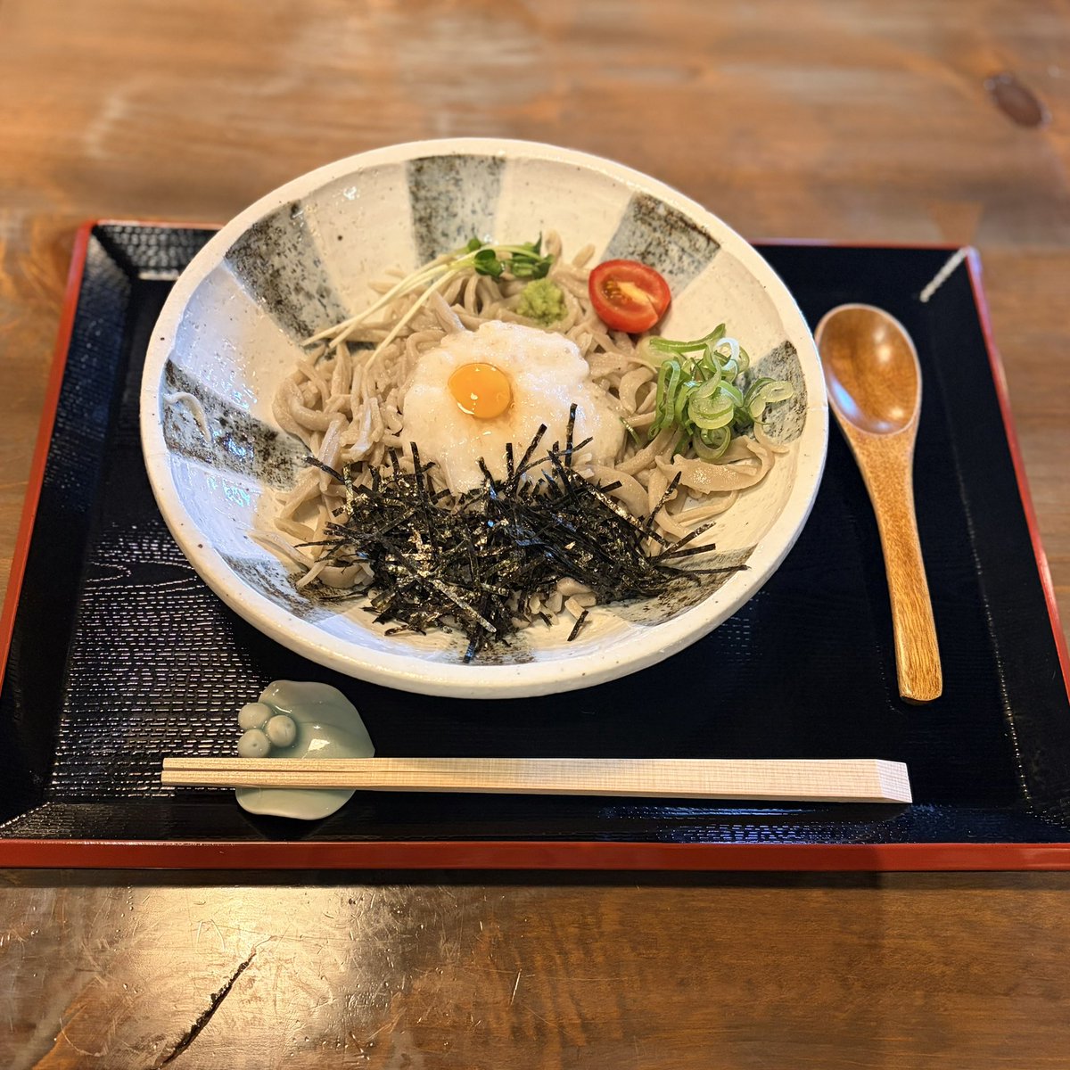 Regulus_Sigwolf's tweet photo. フォロワーさんの記事を見て
大晦日しか行かない蕎麦屋が閉店
指先が上手く動かず( ߹𖥦߹ )
蕎麦打ちが厳しくなったとのこと
事前に不格好な出来であると申告有
治療はこれからするが、良くなるか不明
砥部焼の名品や伊予絣が飾られた店内
無くなるの、寂しいし勿体ないなぁ
#富そば https://t.co/XQBNhjs410
