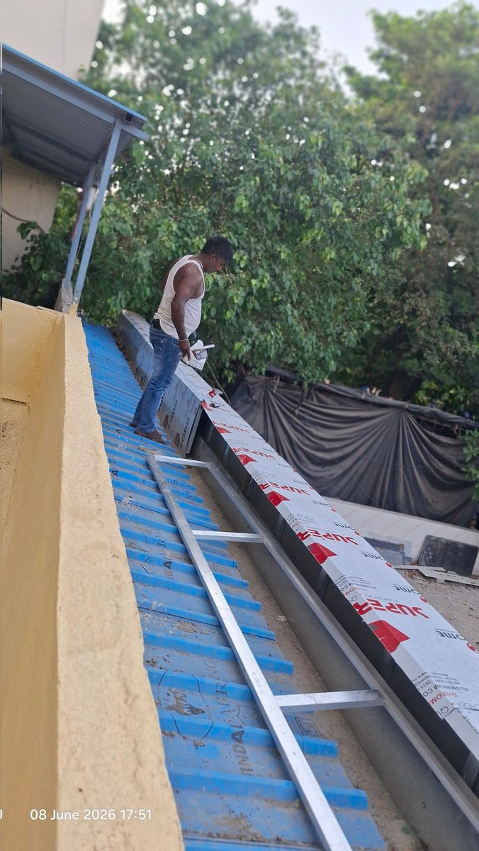 revati_3's tweet photo. @ThaneCityPolice @TMCaTweetAway @mybmc #Illegal construction,serious 3phase meter,Gaurav sweets cum hotel,encroached  common space,app 800 kg cantilever attached terrace&amp; enclosed by sheets,climbing,enclosed wall, fire hazzard,traffic jam,construction on tmc gutter https://t.co/fMEJgG6oG9