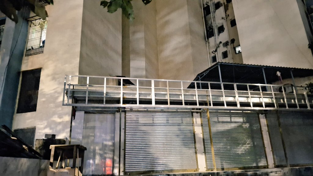 revati_3's tweet photo. @ThaneCityPolice @TMCaTweetAway @mybmc #Illegal construction,serious 3phase meter,Gaurav sweets cum hotel,encroached  common space,app 800 kg cantilever attached terrace&amp; enclosed by sheets,climbing,enclosed wall, fire hazzard,traffic jam,construction on tmc gutter https://t.co/fMEJgG6oG9