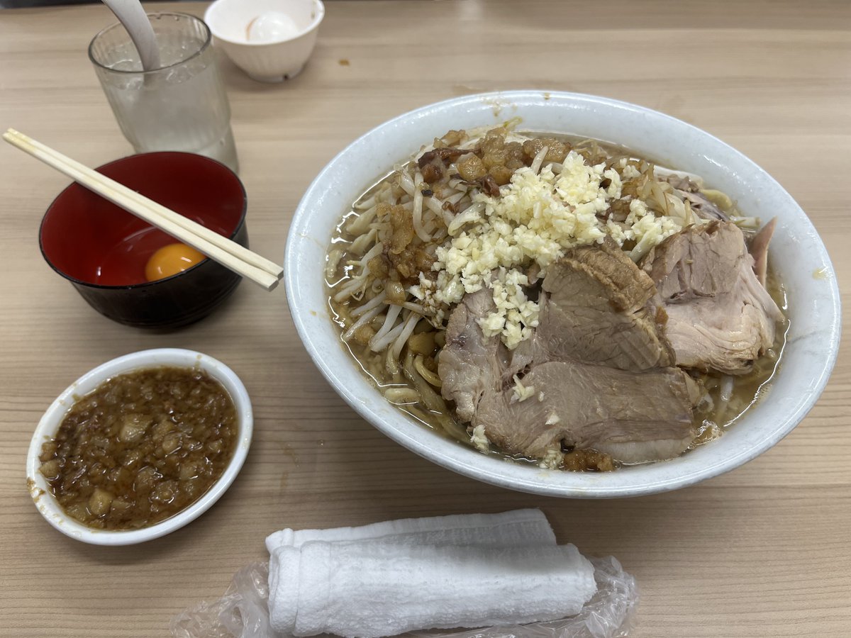 forever_mana104's tweet photo. おもしろい方へ 野崎

ラーメン700g
アブラマシニンニクチーズ生卵

結構久々の野崎です✌️
店長のワシワシ硬めの麺が喉越しよし、噛みごたえよしの神麺！！豚は1口では入らないぐらいデカいのに超やわやわでたまらない……

味わって夢中で食べてたから、満足して食べ終わった後の写真撮り忘れてたww https://t.co/7wfqHuBAoQ