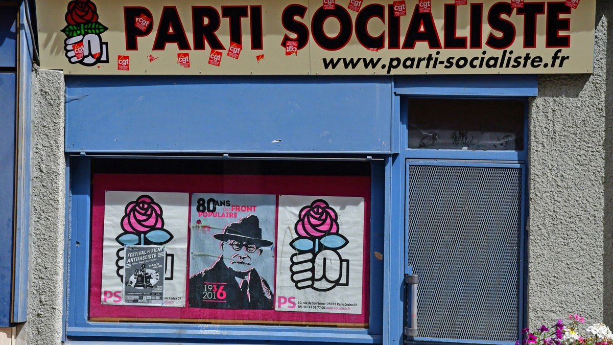 Francois_Ruffin's tweet photo. Cher·es membres du Conseil national du PS, cher·es militant·es socialistes, cher·es camarades,

Le jeudi 9 juillet prochain, dans votre tradition de pluralisme et de démocratie interne, vous aurez, par votre vote, par vos bulletins, un choix à faire, un choix politique grave et lourd de conséquences.

Un choix qui n’est pas seulement de méthode. Car opter pour la primaire de la gauche et des écologistes, c’est décider d’une orientation. Ce bulletin de vote doit être entre les mains de vos votants. Il est temps de trancher : soit vous tourner vers votre gauche, soit retourner à l’hollando-macronisme.

L’alternative d’apparence complexe de vos débats est, au final, assez simple et peut se résumer à cette alternative : union de la gauche et des écologistes ou union des centres.

Soit avec nous, soit sans nous.

Nous nous adressons donc à vous pour que votre choix se fasse en pleine conscience. Votre vote ne concernera pas que les socialistes.

Il ne s’agit plus de trouver une solution pour respecter les équilibres de votre parti, mais de répondre concrètement aux préoccupations de millions de personnes qui ont besoin d'une vie meilleure et seraient dangereusement maltraitées par une extrême droite au pouvoir.

Pour cela, nous avons devant nous une double tâche : battre le RN et rompre avec dix ans de macronisme, avec son accumulation de mesures injustes et écocides - et en réalité, en finir avec des décennies de politiques néolibérales et productivistes. La canicule en cours et ses conséquences dévastatrices pour celles et ceux qui travaillent dans des conditions difficiles, pour les plus fragiles (enfants, personnes âgées) et nos millions de concitoyen·nes qui vivent dans des bouilloires thermiques rappelle l’urgence d'une politique cohérente et déterminée de bifurcation écologiste et d'adaptation. Il y a urgence - la crise est là.

C’est en proposant un programme audacieux et convaincant sur le terrain social, écologiste et démocratique, que l’on mobilisera les nôtres, la jeunesse, les salarié·es et les milieux populaires blessés par le creusement des inégalités.

C’est aussi en dégageant une stratégie efficace contre l’extrême droite, qui peut gagner cette élection si nous sous-estimons le danger. Nous sommes entrés dans une nouvelle période à laquelle doit répondre une nouvelle stratégie. Celle que nous vous proposons, fédératrice, et dont nous avons jeté les bases ensemble en nous retrouvant à Bagneux en juillet dernier, permet de bâtir ce chemin de victoire crédible. Ne vous laissez pas enivrer par votre passé.

Voilà presque 15 ans qu’aucun candidat de gauche et écologiste n’a battu seul le candidat ou la liste d’extrême droite lors d’une élection nationale. Voilà deux élections successives qu’aucun•e candidat•e de gauche n’atteint le second tour de l’élection présidentielle. Et lors de ces deux dernières élections, le candidat soutenu par le PS a obtenu des scores particulièrement faibles. Ces échecs ont sanctionné une stratégie, pas seulement vos candidats.

Abandonnez donc toute forme de conservatisme rassurant. Il y a tout à construire.

Pour autant, rien n’est perdu d’avance. Cette nouvelle période est lourde de potentialités à condition que nous sachions les saisir. Les récentes élections municipales ont montré, à de très nombreux endroits, la force de l’union de la gauche et des écologistes pour gagner.

Pour 2027, qu’avons-nous à faire ? Il ne s’agit pas seulement de réaliser un bon score au premier tour, même si c’est la première condition. Il faudra aussi entrainer plus largement au second en agrégeant à nous tous·tes celles et ceux qui ont à cœur les libertés démocratiques, le refus du racisme et de l’antisémitisme, en d’autres termes : une certaine idée de la République qui refuse l’égoïsme social et la xénophobie comme programme.

Si vous le décidez, nous pouvons le faire ensemble. Et pour notre part, nous voulons agir avec vous. Mais cela dépendra des choix que vous ferez dans les prochains jours.

Aussi par cette lettre, nous avons la franchise de vous dire que nous ne soutiendrons pas un choix et une candidature qui ne seraient pas issu d’un processus de primaire et qui nous couperaient de la possibilité de relever l’immense défi qui est devant nous.

@debout_fr · @GenerationsMvt · @lapres_fr · @EELV