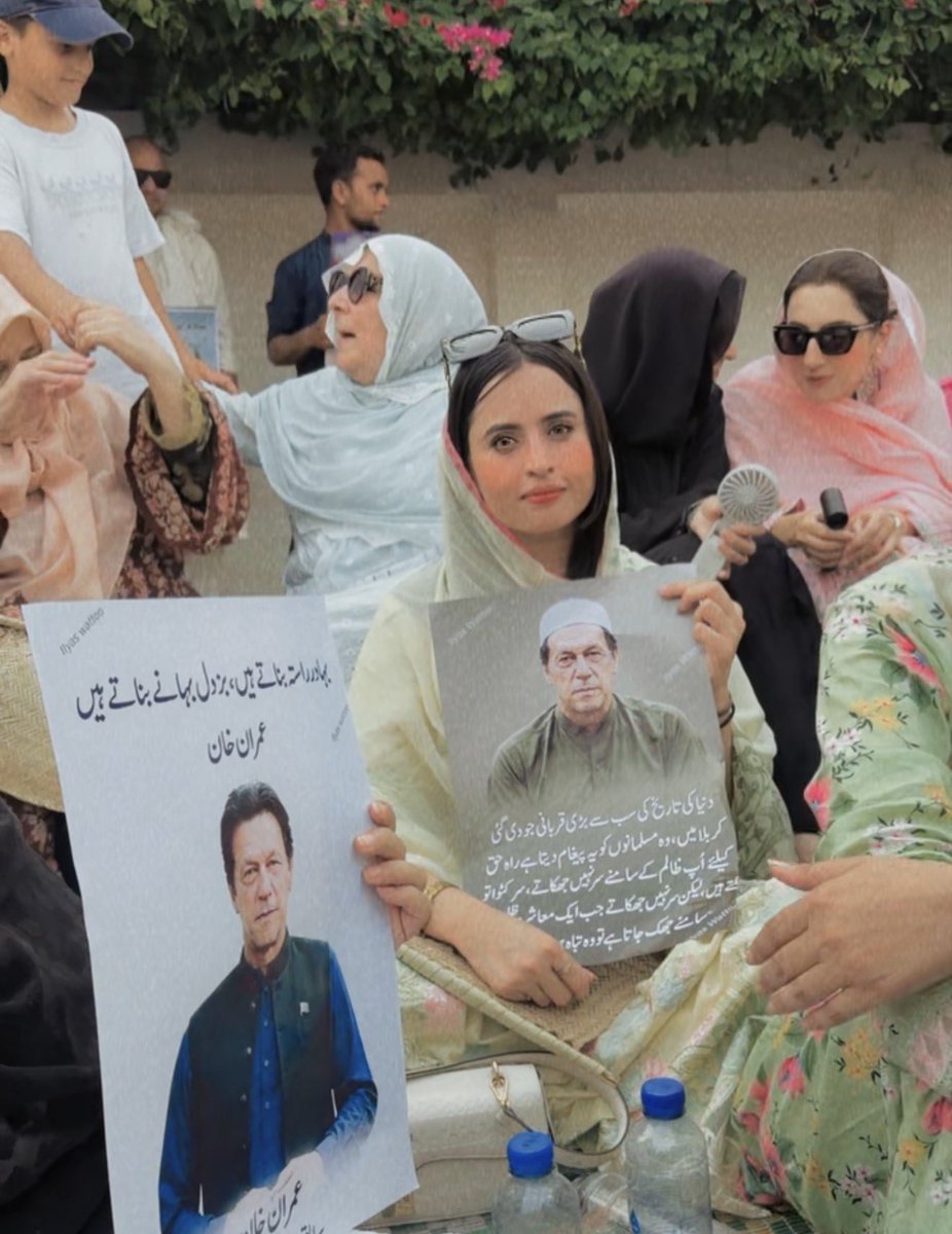 RidaCh354's tweet photo. جون کی تپتی دوپہر اورشدید گرمی ضرور ہے، مگر جب عمران خان خود کہتے ہیں کہ “گرمی میں میرا سیل تندور بن جاتا ہے” 
تو پھر ہم کیسے سائے تلاش کریں؟….
ہم اپنے قائد کے لیے سردی، گرمی، دھوپ اور بارش کی پروا کیے بغیر نکلیں گے…. ✊🇵🇰

جس طرح عمران خان ہر مشکل کے سامنے ڈٹ کر کھڑے ہیں، اسی طرح ان کی بہنیں بھی انصاف کی جدوجہد میں ثابت قدم ہیں….
جنہوں نے عمران خان کے نام پر ووٹ لے کر راستہ بدل سکتے ہیں، مگر حقیقی کارکن آج بھی عمران خان، بشریٰ بی بی اور ان کے خاندان کے ساتھ کھڑے ہیں، اور ہر آزمائش میں ان کا ساتھ نبھانے کے لیے پُرعزم ہیں….

دکھ کی رات چاہے کتنی ہی لمبی کیوں نہ ہو…. آخر سحر ضرور طلوع ہوتی ہے….
ان شاء اللہ وہ دن بھی آئے گا جب عمران خان سرخرو ہو کر عوام کے درمیان ہوں گے، اور انصاف اپنی منزل پائے گا…. 🤲🇵🇰✌️