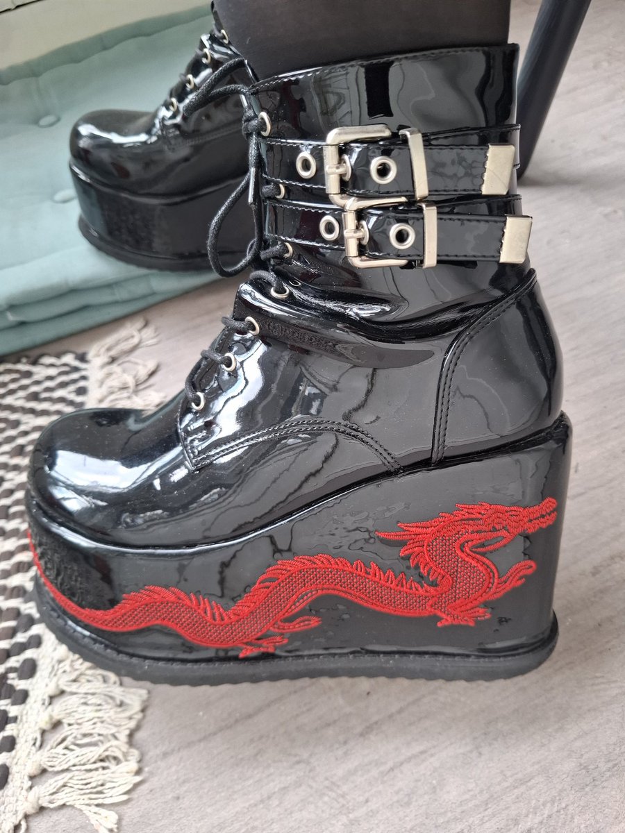 crownofyouknow's tweet photo. bought these shoes really cheap and they're lowkey all I want coded https://t.co/vIGFI53Yg5