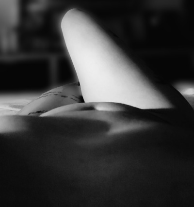 InfamePoeta's tweet photo. Eres...

Tan real en mis fantasías
Que con certeza sé
Que en tu cuerpo
Cada letra que a golpe
Plasmo en mis versos
Resuena a la distancia
Como escalofríos
Caricias
Y humedad
Que escurre
En tu
Sexo.

#InfameSentir
#EroTuits https://t.co/EzAonomf6o