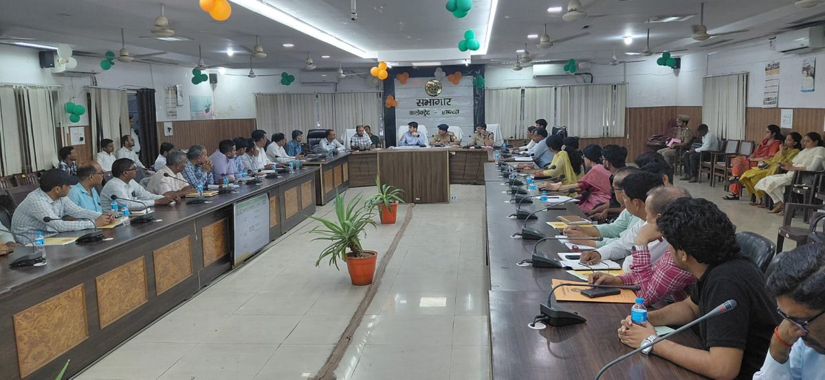 dm_hathras's tweet photo. उ0प्र0 शिक्षा सेवा चयन आयोग प्रयागराज द्वारा दिनांक 02, 03 एवं 04 जुलाई 2026 को जनपद में आयोजित की वाली उत्तर प्रदेश शिक्षक पात्रता परीक्षा (यू0पी0 टेट-2026) की लिखित परीक्षा को सफल, निष्पक्ष एवं पारदर्शीरूप से सम्पन्न कराये जाने के दृष्टिगत कलेक्ट्रेट सभागार में जिलाधिकारी अतुल वत्स व पुलिस अधीक्षक चिरंजीव नाथ सिन्हा ने संबंधित अधिकारियों के साथ बैठक कर परीक्षा केन्द्रों पर आवश्यक व्यवस्थाओं को ससमय पूर्ण करने के निर्देश दिए।
बैठक के दौरान जिलाधिकारी ने कहा कि प्रदेश स्तर की इस महत्वपूर्ण भर्ती परीक्षा को शासन की मंशानुसार पूर्ण निष्पक्षता, पारदर्शिता एवं शुचितापूर्ण वातावरण में संपन्न कराना प्रशासन की सर्वाेच्च प्राथमिकता है।

@myogioffice @ChiefSecyUP @UPGovt @InfoDeptUP @DM_Hathras @hathraspolice

#UPTET2026 #Hathras #ExamPreparation  #GoodGovernance