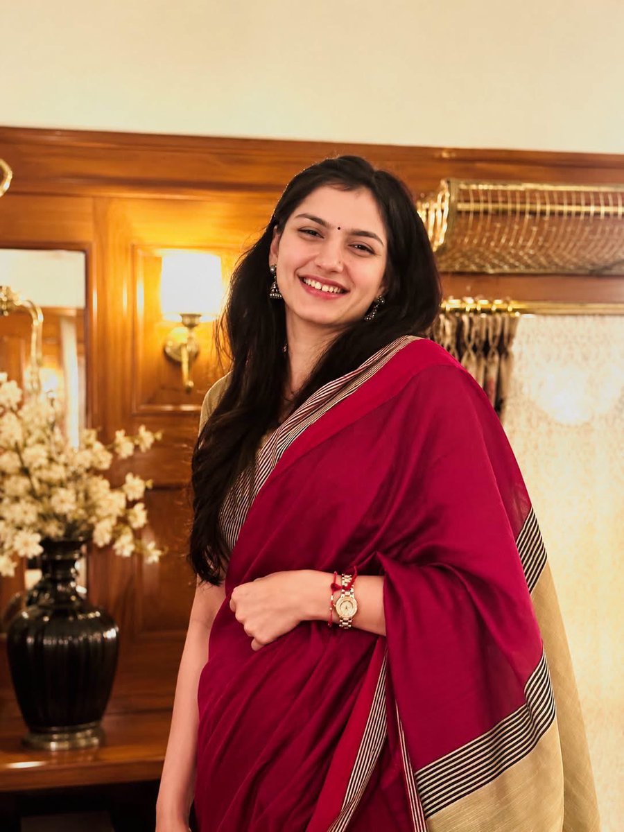 paribishnoidc's tweet photo. "Grace in every drape, confidence in every smile.
#SareeLove #EthnicWear #TraditionalLook #IndianEthnic #DesiStyle https://t.co/R7S71gcna4