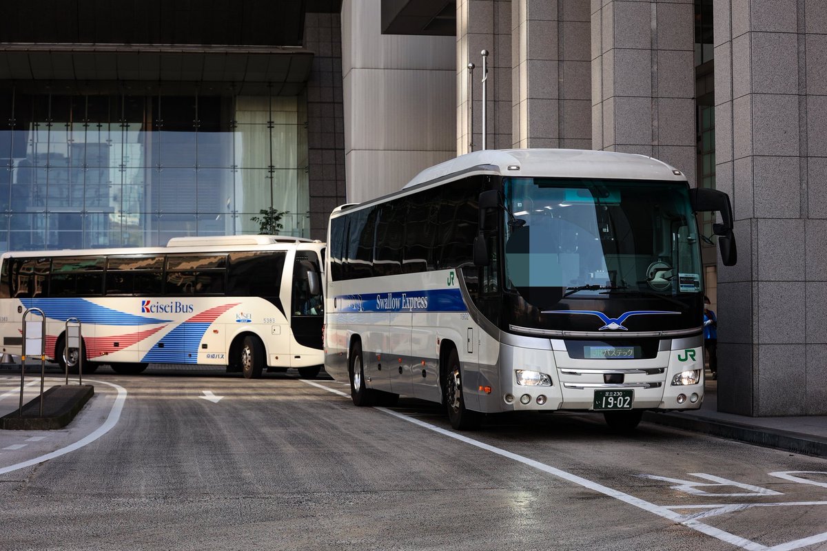 stepforward04o1's tweet photo. 先日の台風が去って、東京も蒸し暑い日が多くなってきました。
サッカー日本代表の熱い闘い見応えがありましたね。
さて、1年前の今日は
ジェイアールバステック高速バスの最終運行日でした。
@某氏
綺麗に撮影していただきありがとうございます。 https://t.co/oDedTZRfpy