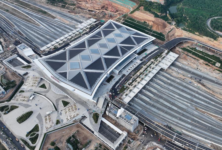 XHNews's tweet photo. The Xi'an East Railway Station opened on Tuesday with the launch of the 257-km-long Xi'an-Shiyan high-speed railway that connects Xi'an, capital of northwest China's Shaanxi Province, with Shiyan in neighboring Hubei Province in the country's central region.
The railway station, with a station building area of 100,000 square meters, serves as an important comprehensive transportation hub in northwest China. Advanced technologies have been adopted for the construction of the station, such as panoramic intelligent construction and "5G + BeiDou Navigation Satellite System" high-precision positioning.
Over 30,000 square meters of photovoltaic modules were laid on the roof of the station, which is expected to generate more than 7 million kWh of green electricity annually for on-site consumption. https://t.co/Hop2LPT37k