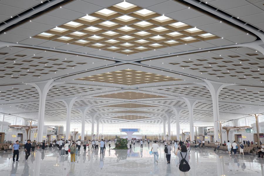 XHNews's tweet photo. The Xi'an East Railway Station opened on Tuesday with the launch of the 257-km-long Xi'an-Shiyan high-speed railway that connects Xi'an, capital of northwest China's Shaanxi Province, with Shiyan in neighboring Hubei Province in the country's central region.
The railway station, with a station building area of 100,000 square meters, serves as an important comprehensive transportation hub in northwest China. Advanced technologies have been adopted for the construction of the station, such as panoramic intelligent construction and "5G + BeiDou Navigation Satellite System" high-precision positioning.
Over 30,000 square meters of photovoltaic modules were laid on the roof of the station, which is expected to generate more than 7 million kWh of green electricity annually for on-site consumption. https://t.co/Hop2LPT37k