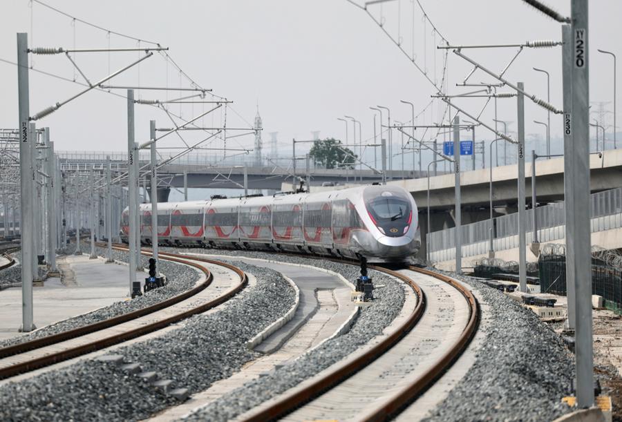 XHNews's tweet photo. The Xi'an East Railway Station opened on Tuesday with the launch of the 257-km-long Xi'an-Shiyan high-speed railway that connects Xi'an, capital of northwest China's Shaanxi Province, with Shiyan in neighboring Hubei Province in the country's central region.
The railway station, with a station building area of 100,000 square meters, serves as an important comprehensive transportation hub in northwest China. Advanced technologies have been adopted for the construction of the station, such as panoramic intelligent construction and "5G + BeiDou Navigation Satellite System" high-precision positioning.
Over 30,000 square meters of photovoltaic modules were laid on the roof of the station, which is expected to generate more than 7 million kWh of green electricity annually for on-site consumption. https://t.co/Hop2LPT37k
