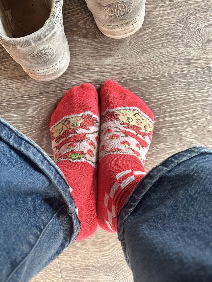 bubblebeefeet's tweet photo. 🍓 Strawberry Shortcake has my feet looking extra sweet today. ❤️🧦 #feetfetısh #finder #buy https://t.co/xTuXnjgnPn