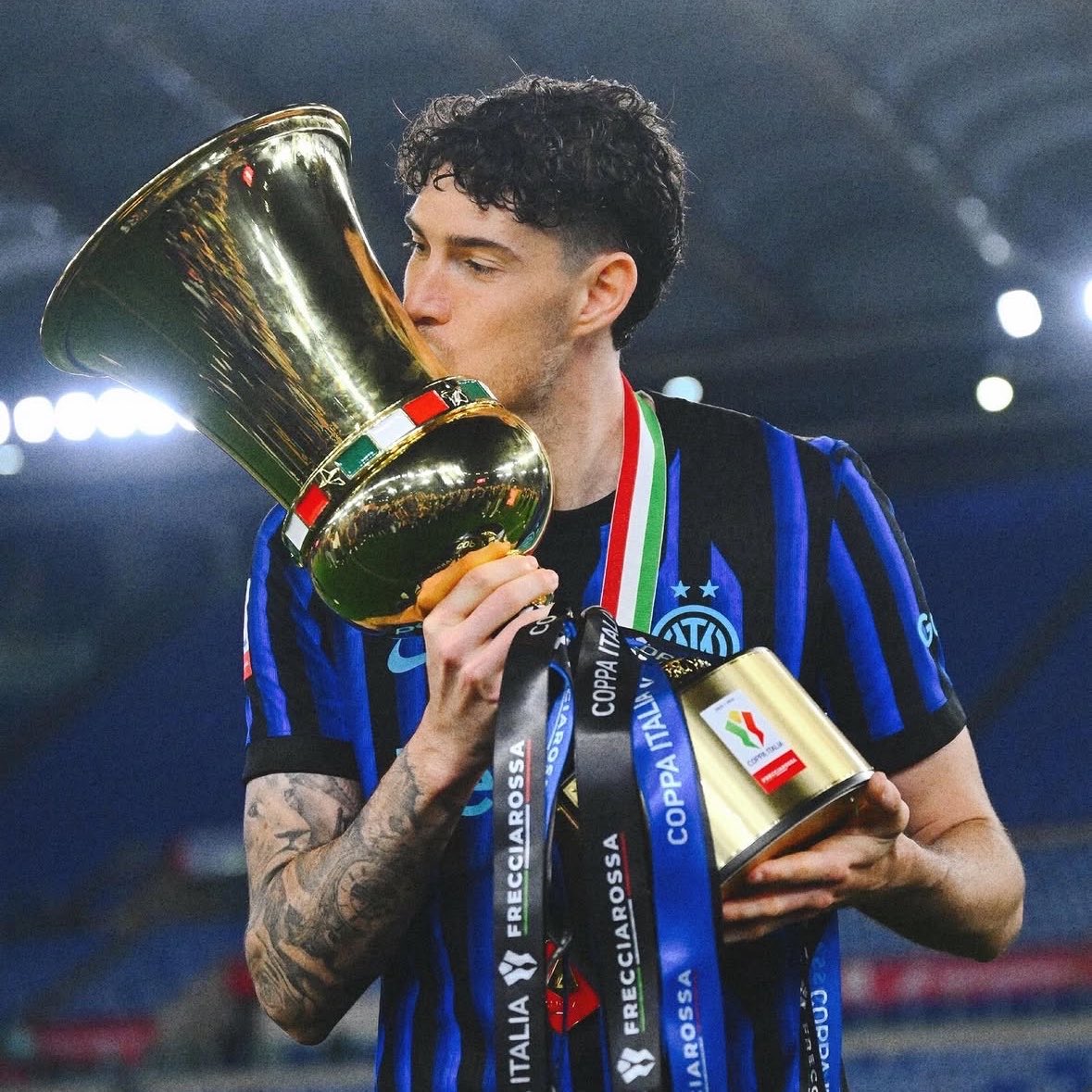 Inter_Xtra's tweet photo. 🚨🚨 BREAKING: Real Madrid is working on signing Alessandro Bastoni. 🇮🇹 

Deal ON and the defender is OPEN to joining. 👀 

[@diarioas via @jfelixdiaz] https://t.co/i4aTX2QSIS