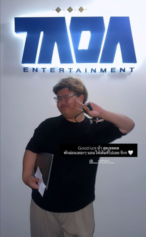 River_Rita_J's tweet photo. ถึง พี่ฮารุสุดเขต #HARUsudkhet
ได้ยินชื่อพี่สุดเขตครั้งแรกน่าจะ Vlog Buddy สมัย 789 ที่อาโปแซวว่าพี่สุดเขตเป็นซาแซง 555 😆
พี่สุดเขตเป็น AR ของTrainee - กรุ๊ป 2 -DICE เรียกได้ว่าอยู่มาทุกยุค ถ้าใครไปหน้างานจะจำพี่สุดเขตได้ทันทีเพราะแฟชั่นเริ่ด นอกจากจะได้โชว์หน้าและเสียงในคอนเทนท์มากที่สุดใน #TEAMทำถึงพึ่งDICE แล้ว ที่เจ๋งสุดคือได้ขึ้นแฟนคอนทั้ง 2 ครั้งพร้อมเสียงเชียร์แบบลั่นฮอล 🤩
อยากบอกพี่สุดเขตว่า "ขอบคุณมากๆ" ที่ดูแลน้องไดซ์ทั้ง 10 (+ยู) ด้วยความรักมาตลอด 🩷 เหล่าเด็ก ๆ ที่มีแผลใจมากมาย กลับมายิ้มแย้มแจ่มใส เปล่งประกายอย่างมั่นใจได้อย่างทุกวันนี้ ส่วนนึงก็เพราะพี่เลย แค่ฟังเวลาน้อง ๆ พูดถึงพี่สุดเขตก็รู้ว่ารักมากแค่ไหน มันทำให้แฟนคลับอย่างเราสบายใจได้ว่า ไม่ว่าจะเป็นช่วงเวลาของรอยยิ้มหรือน้ำตา เด็ก ๆ จะมีพี่สุดเขตโอบกอดเป็นอย่างดี 🫶
เมื่อถึงวันที่ต้องแยกย้ายไปเติบโต แม้จะใจหาย แต่เข้าใจทุกอย่าง ขอให้เส้นทางของพี่สุดเขตหลังจากนี้เต็มไปด้วยรอยยิ้ม และความรักอย่างเต็มเปี่ยม เหมือนอย่างที่พี่มอบให้ไดซ์เสมอมา
"ขอบคุณจากใจค่ะ" 😊
#DICE_SONRAY