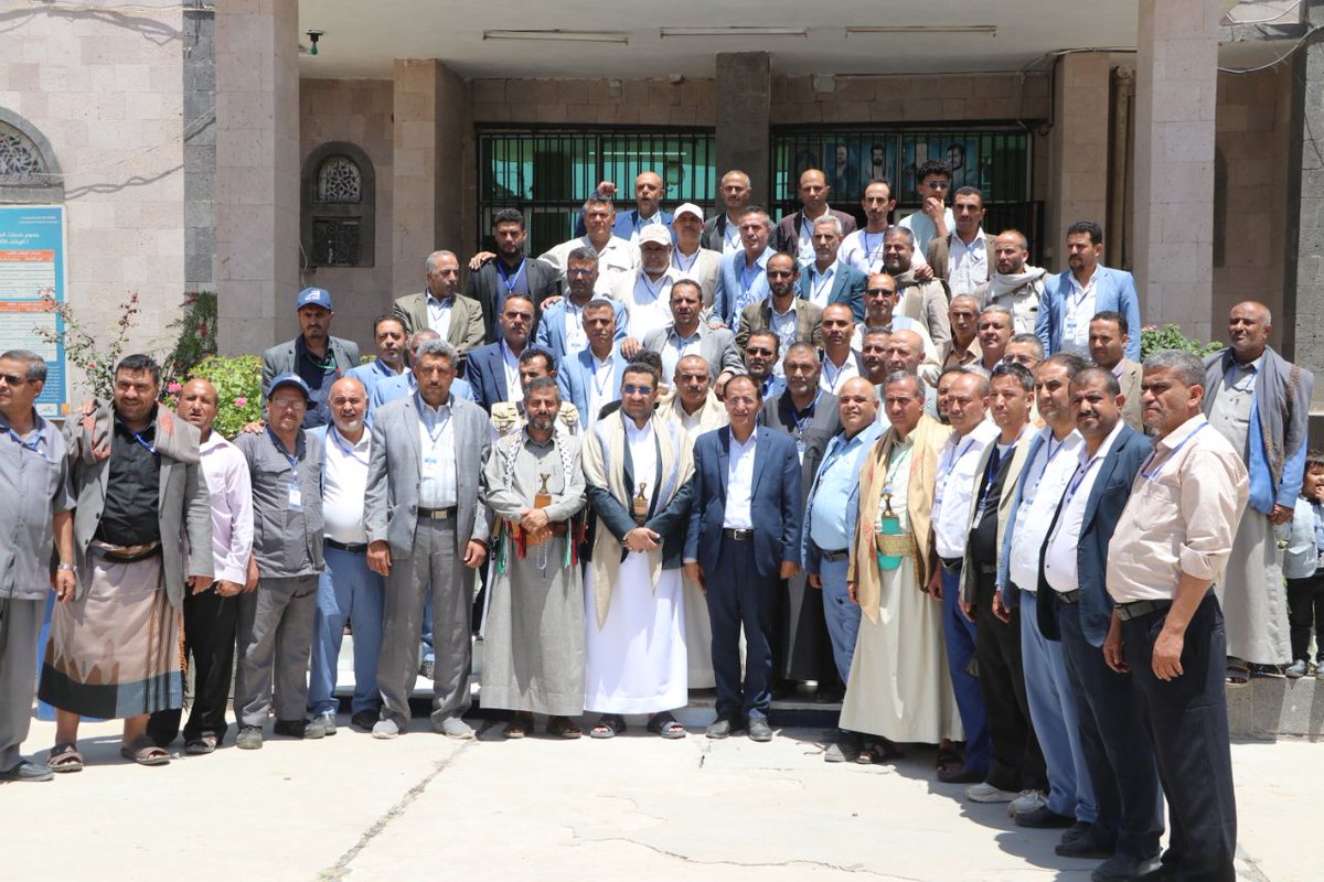 al_ga48's tweet photo. وزير الاتصالات ومحافظ ذمار يطلعان على سير العمل بفرع المؤسسة العامة للاتصالات

#ذمار_نت

#تفاصيل_الخبر في الرابط👇🏻
https://t.co/6wMp3YojMA https://t.co/RNIoKmMpdR
