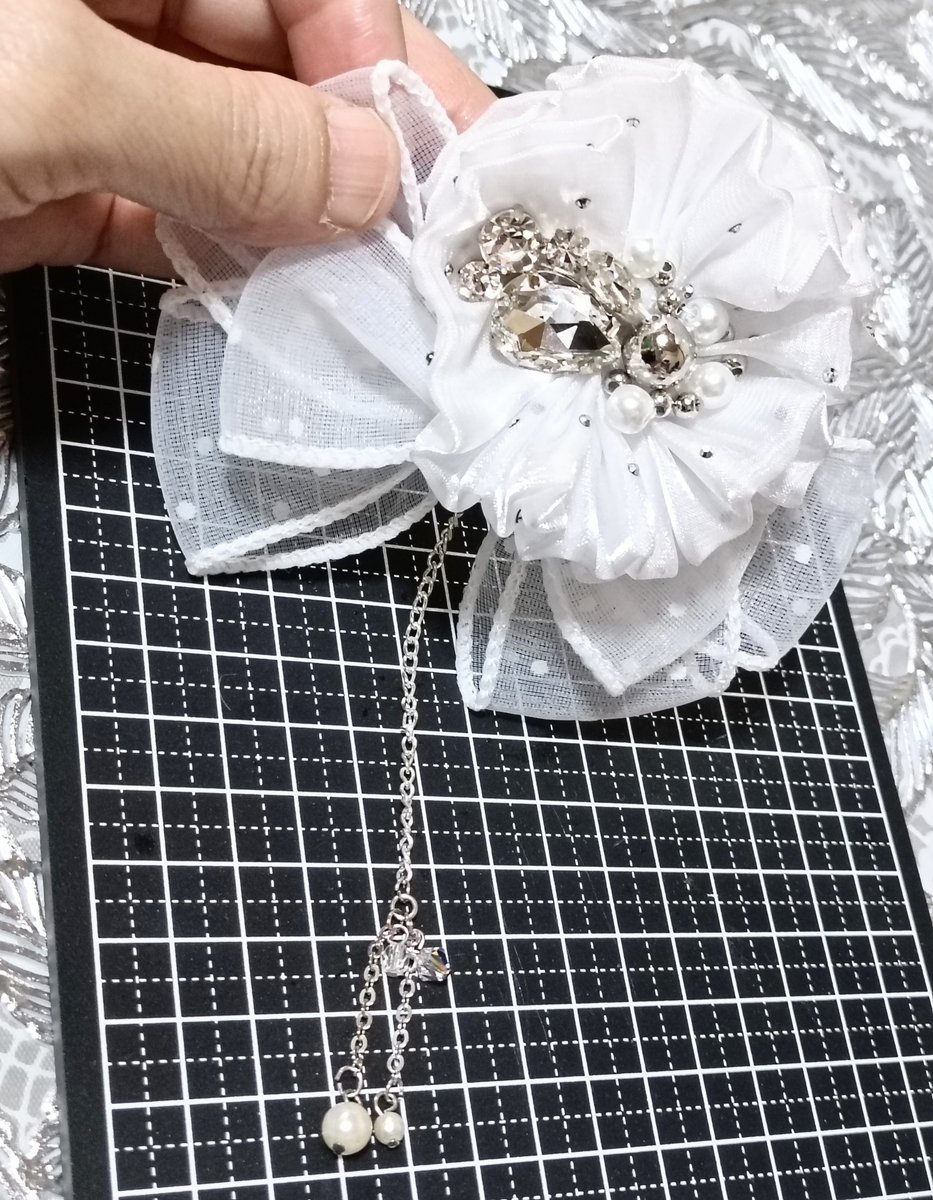 PrincesShow2020's tweet photo. ライブ衣装小物の髪飾りを作りました🌸

百均で二つ、ヘアクリップを購入して組み合わせて、ビーズなどで装飾しました😊動く度に揺れるチャームもぶら下げてます✨

一から作るのは大変ですが
土台を買ってリメイクするのはお手軽ですよ👍✨

#ハンドメイド #リメイク #髪飾り #ライブ衣装小物 https://t.co/2bZ8bC3u1G