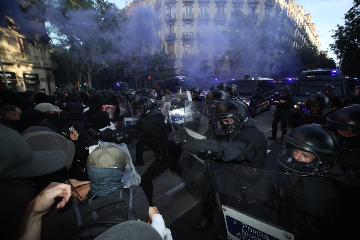 HoritzoS's tweet photo. ‼️#ÚltimaHora | Un detingut per la resposta contra Núcleo Nacional del passat 13 de juny.

La @antirepreBCN denuncia que els Mossos s'han presentat aquest matí al seu domicili.

Aquesta detenció se suma a les detencions també avui per la participació enRevoltes de la Terra. https://t.co/IQtbGrlT0O