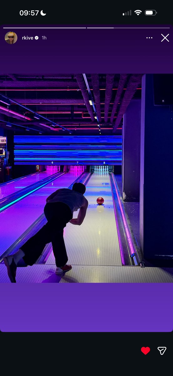 jungkookxharry's tweet photo. jungkook diciendo que le gustan los bolos y que deberiamos volver a jugar todos bolos. automáticamente namjoon que lo quiere enamorar: https://t.co/GH3clanoT4