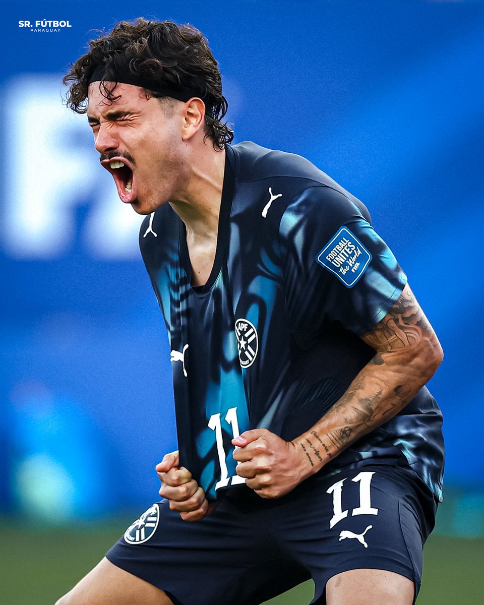 SrFutbolPy's tweet photo. Hubo gente que cuestionó su convocatoria hasta lo último, llamándolo oportunista, diciendo que no iba a sentir la camiseta como los demás... Así festejó anoche, después de anotar el primer tanto de la Albirroja en la tanda de penales (ante Manuel Neuer y con lo que eso implica).

🫶🏻🇵🇾 MAURICIO.