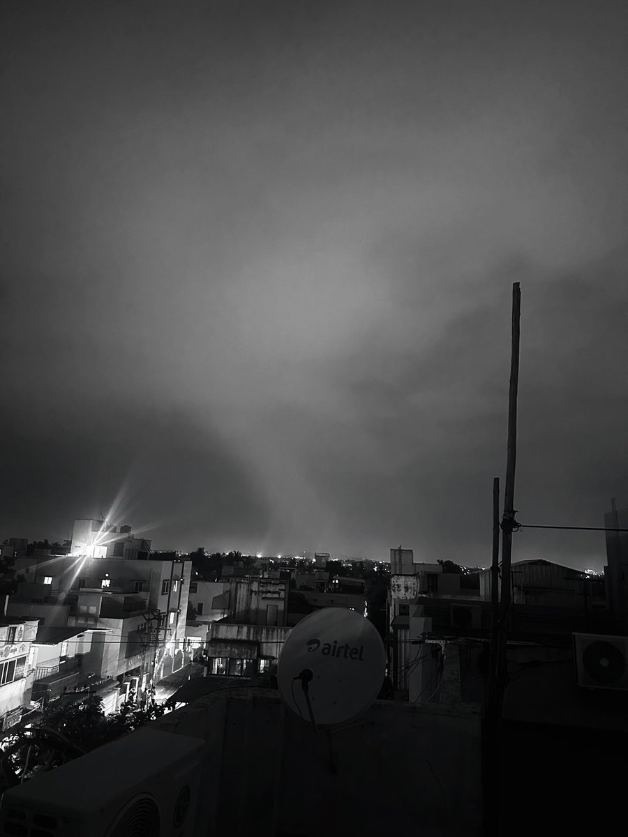 MasRainman's tweet photo. Rainshafy seen over Tambaram side #ChennaiRains https://t.co/Jq4pnAtGfH