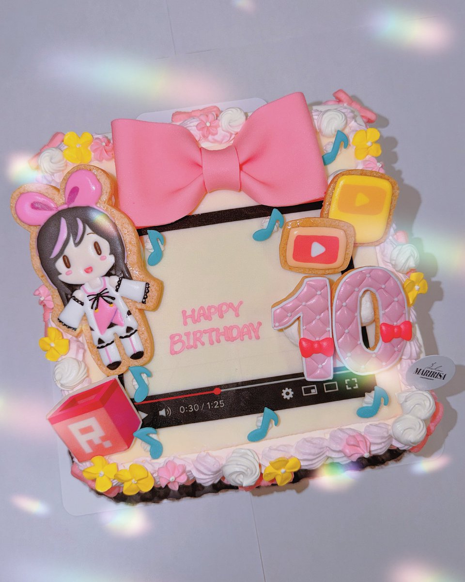 KizunaAIinc's tweet photo. ／
🎀 𝐇𝐚𝐩𝐩𝐲 𝐁𝐢𝐫𝐭𝐡𝐝𝐚𝐲 🎀
＼

🎂アイちゃん10歳のお誕生日🎂
　　おめでとう��ざいます！

Kizuna AI inc.からケーキのプレゼント！✨
アイちゃんは食べられないのでスタッフが美味しくいただきました🍰🎁

これからも世界中のみなさんと色々な景色がみれますように💭

#キズナアイが生まれた日2026