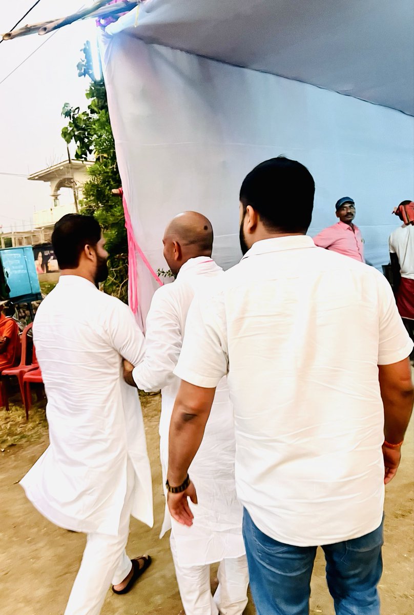 prashantbjp69's tweet photo. 💐भावपूर्ण श्रद्धांजलि 💐
भागलपुर जिला कांग्रेस पार्टी के नेता बिपिन बिहारी यादव जी के स्वर्गीय पिताजी के अंतिम श्राद्धकर्म में शामिल होकर उनके तस्वीर पर पुष्पांजलि अर्पित किए ।

🙏 शत् शत् नमन 🙏 https://t.co/bDEuk8t961