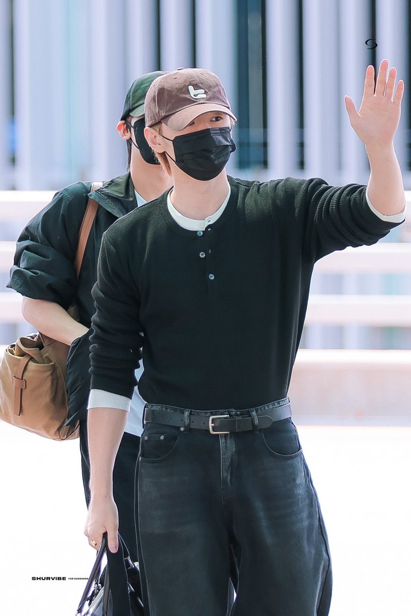 my1hoon's tweet photo. the body proportions go CRAAAAZY https://t.co/vsTd8x88gR