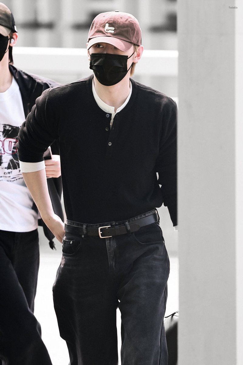 my1hoon's tweet photo. the body proportions go CRAAAAZY https://t.co/vsTd8x88gR