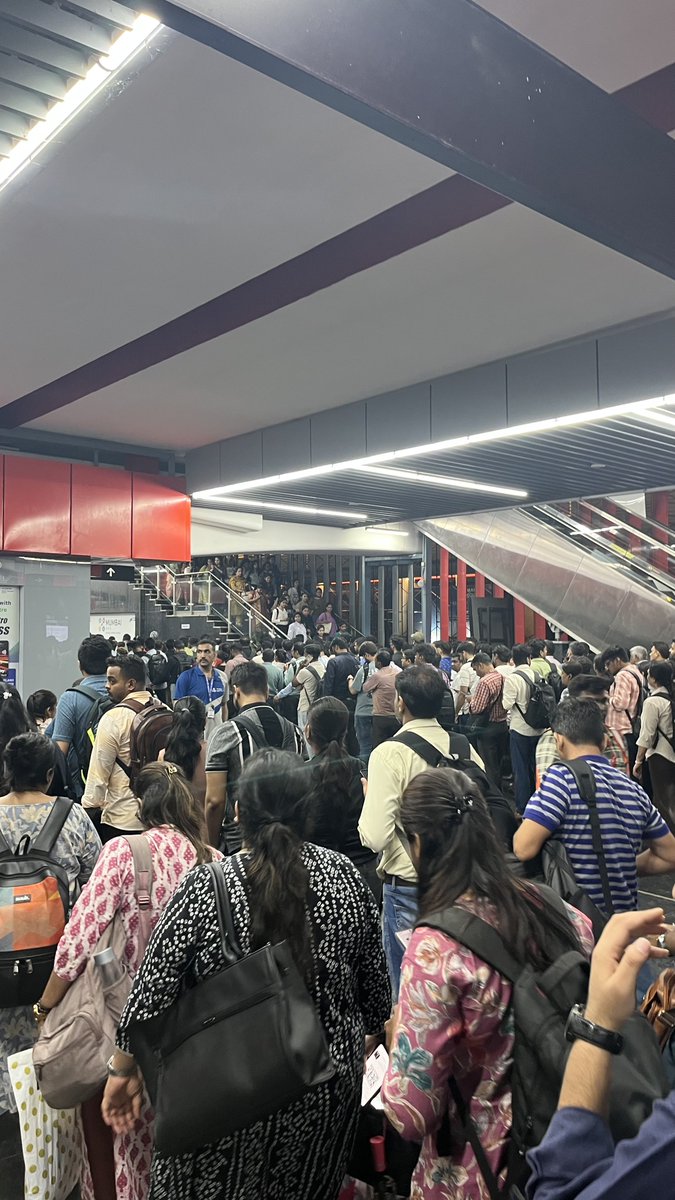 bagulpawan's tweet photo. @MMMOCL_Official Huge rush at Kashigaon Metro station as only one gate is open https://t.co/vYrkOHxpUE
