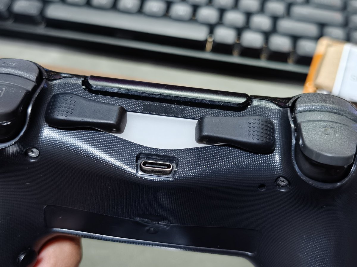 Kiji7878's tweet photo. 最近海外DS4カスタムでちょこちょこ見かけるコレ買ってみた（仮置き） https://t.co/TgrSOZKIRs