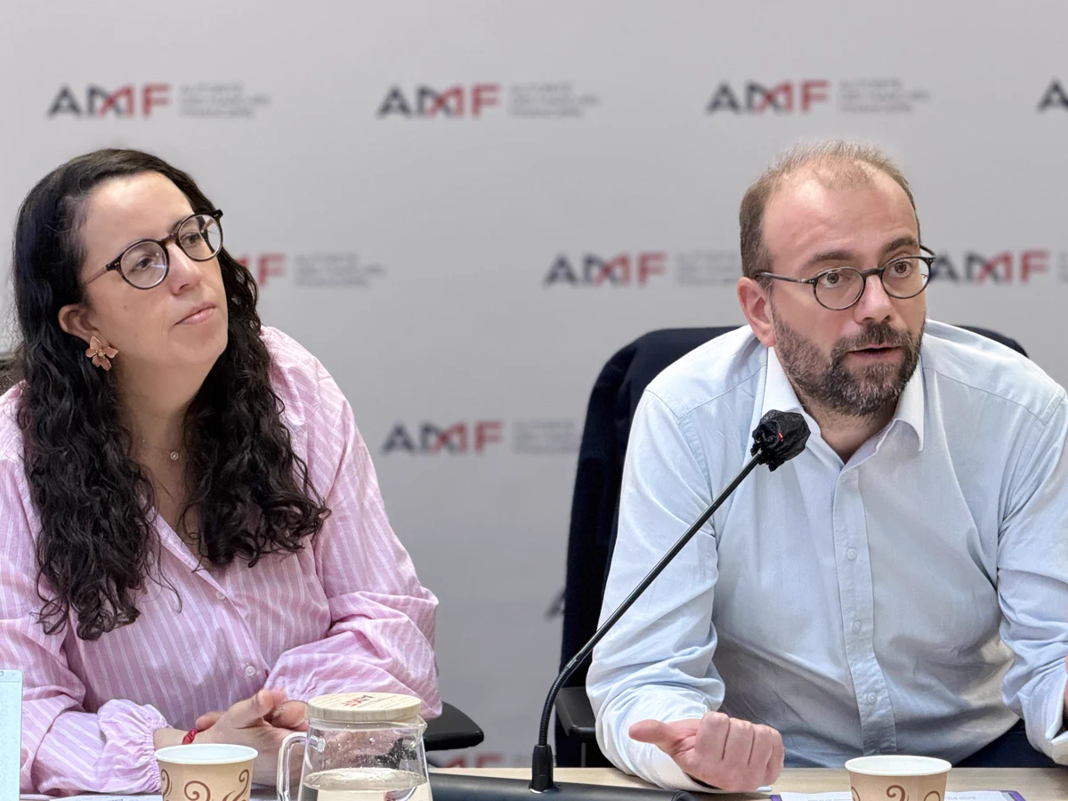 Kheira Benhami (gauche), cheffe économiste, et Sébastien Raspiller (droite), secrétaire général de l'AMF, présentant la cartographie des marchés et des risques 2026