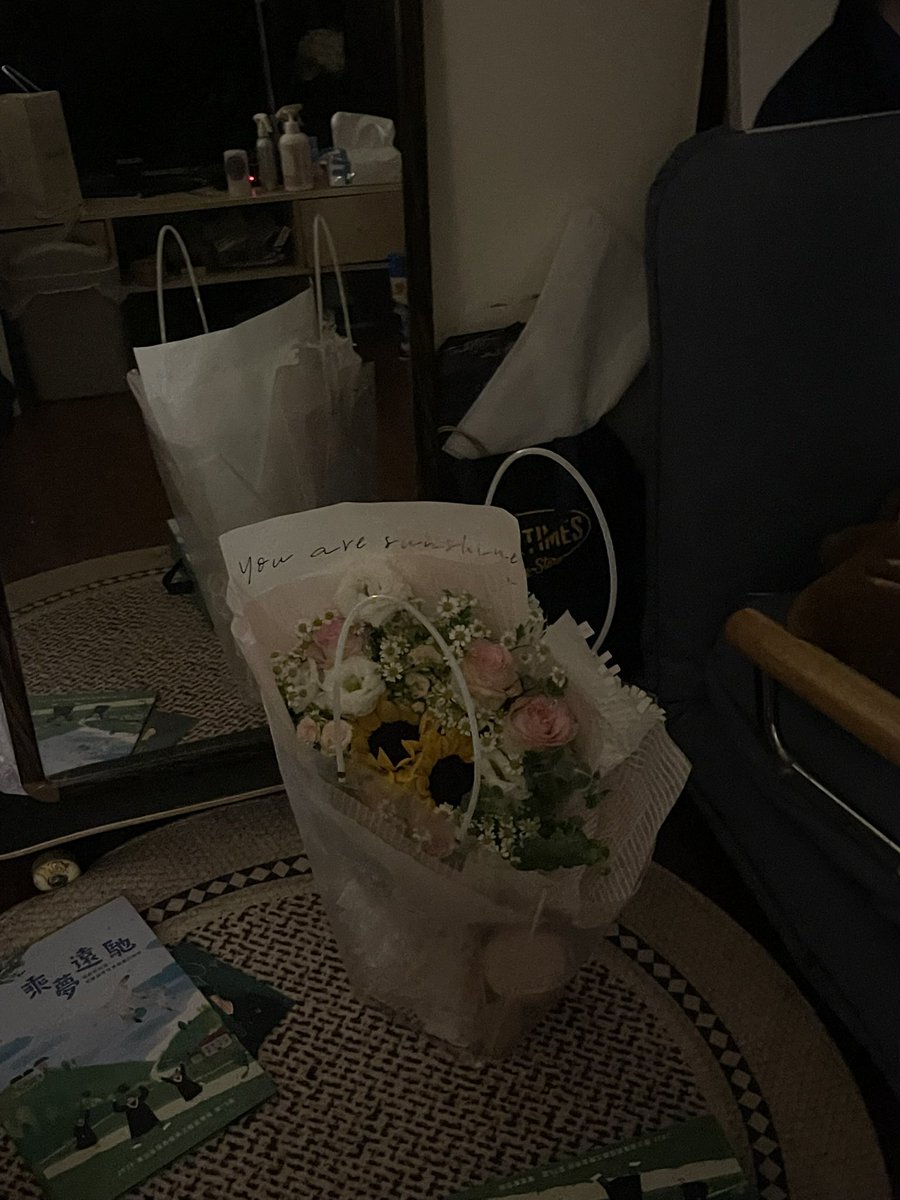 Yuiifq0's tweet photo. 不只愛你的花團錦簇 也愛你滿身淤泥
能找到接受我的尖銳、鋒芒的人 太難太難了
過去的我可能會相信能夠談一段偶像劇一樣的感情
現在更多的是希望遇見靈魂共振的人 偶爾會偷偷期待未來遇到的人會不會是我很理性很理想的對象 但都只是期待而已 探索世界的過程已經讓我死心了 但依舊是愛幻想的小女孩 https://t.co/HpPzmC0h1x
