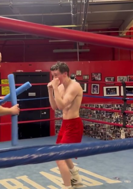 porqueTTarg's tweet photo. "Elliot Page"

Por el increíble físico del actor, que se mostró durante su entrenamiento de boxeo. https://t.co/Ri2l46RC65