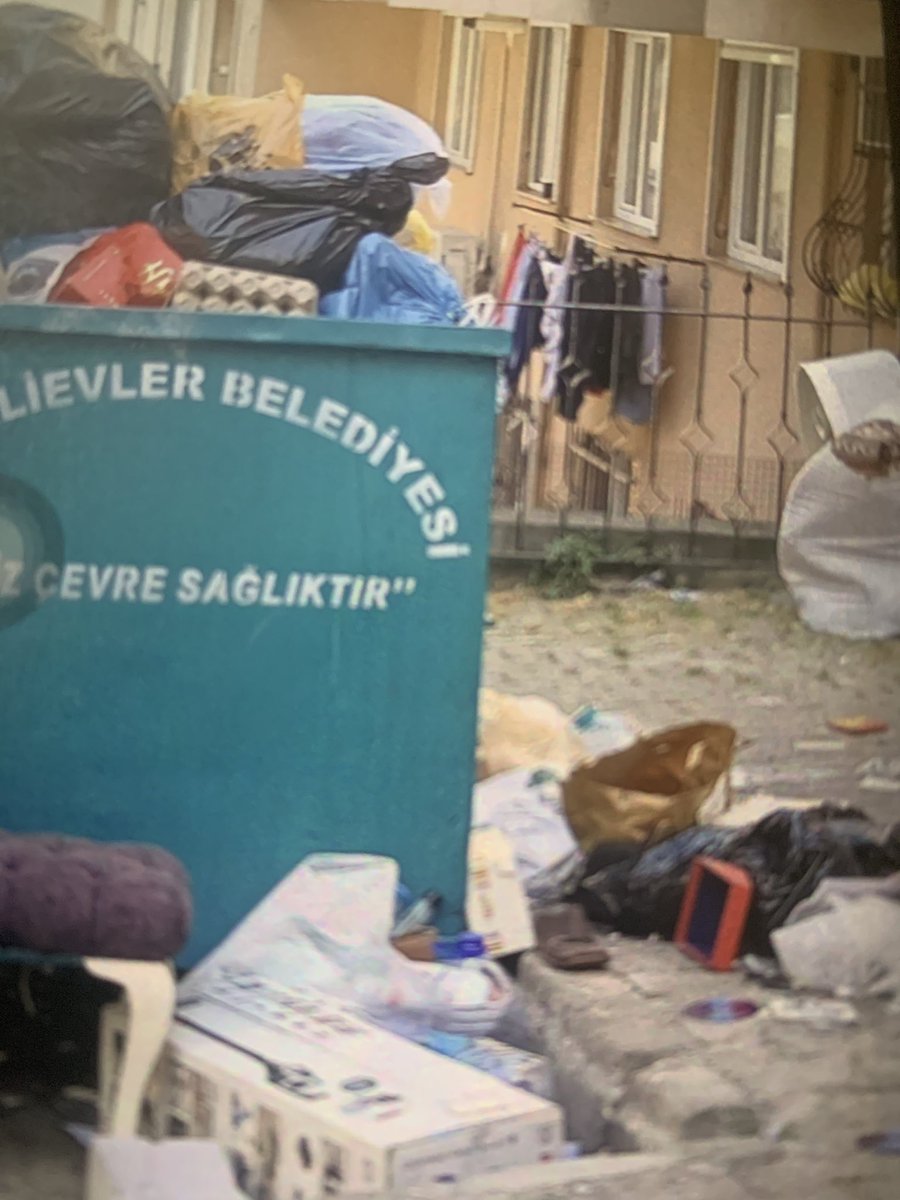Nilgnbasak1's tweet photo. @BahcelievlerBel @DrHakanBahadir @BevlerDestek Ne söylesek te farketmesede belki utanılır diye paylaştım.bu sıcakta sokak @DrHakanBahadir https://t.co/nI6hRMsQRW