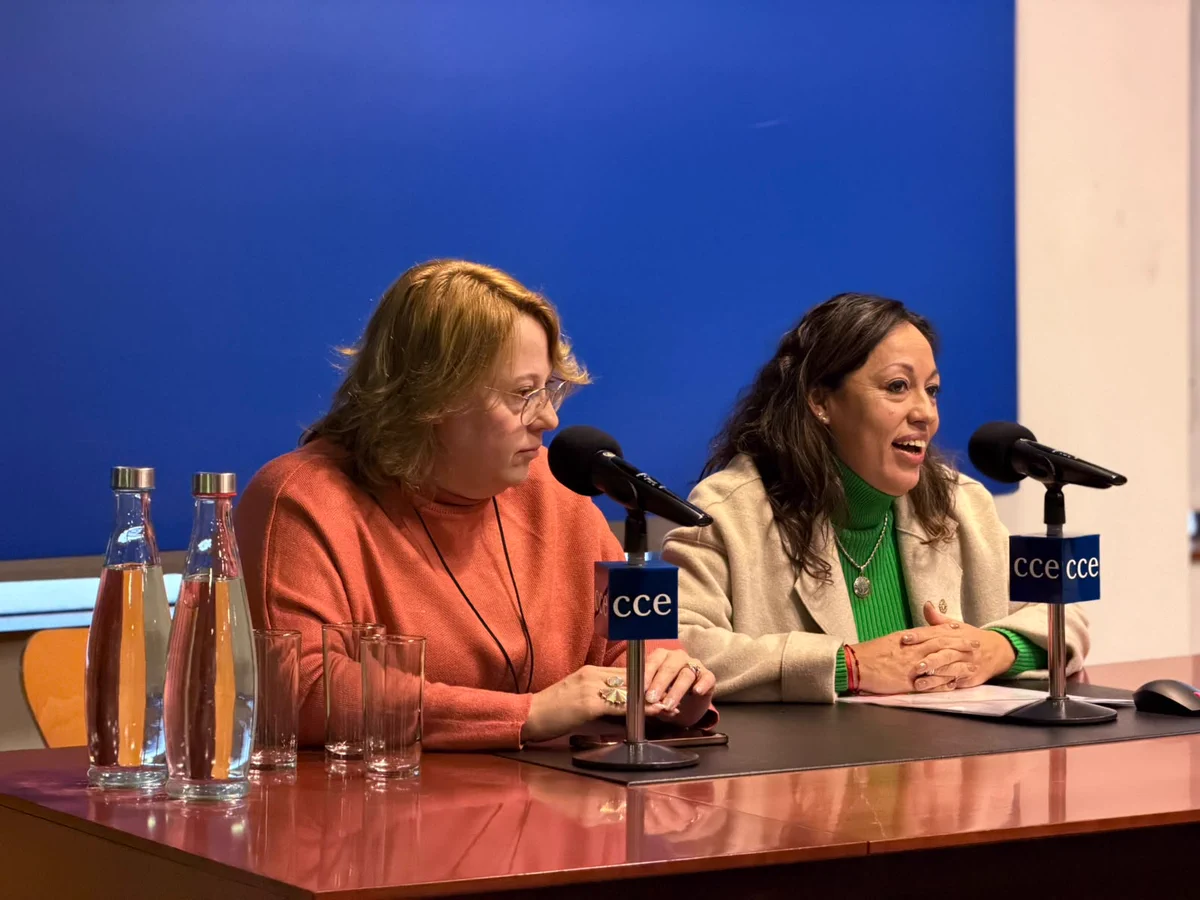 Fernanda Cardona (minista de Industria, Energía y Minería) exponiendo junto a Ximena Cidrás (Directora Nacional de Artesanías, Pequeñas y Medianas Empresas).