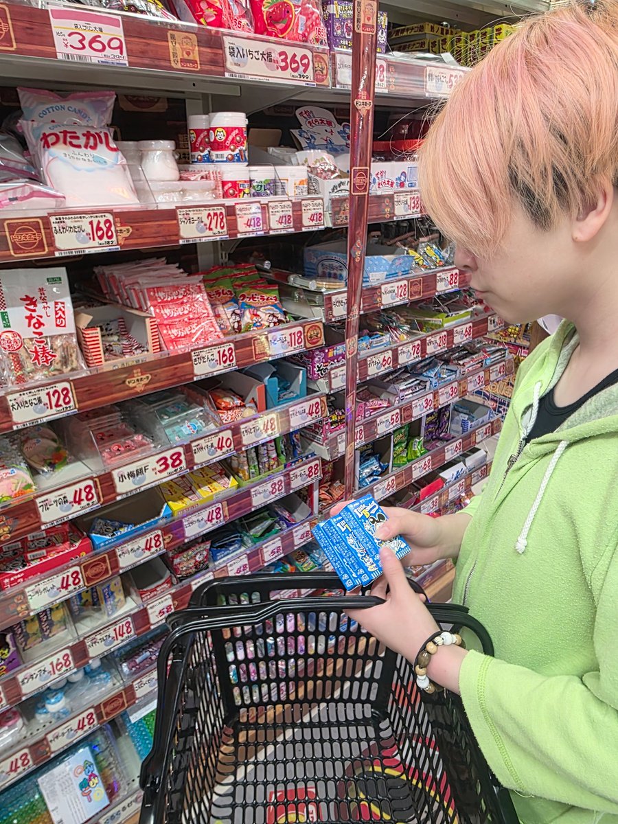 ARISA413's tweet photo. 【今日のあつきさん🍬】

おやつ買ってあげるよって言ったら、駄菓子コーナーへ一直線🏃‍♂

真剣に選んでます🤭 https://t.co/6NVqmIqRDW