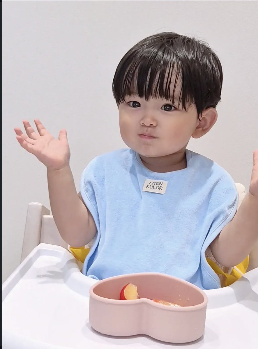 CYJ1393's tweet photo. look at this little happy cutie munchkin devouring his fruits🥹😭💗 https://t.co/4StWv00Aww