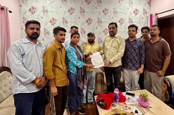 PurkhaGodaraRLP's tweet photo. कल शाम को जयपुर आवास पर द्वितीय श्रेणी शिक्षक भर्ती-2025 में पद वृद्धि की मांग को लेकर छात्रों के प्रतिनिधिमंडल ने मुझसे मुलाकात कर ज्ञापन दिया |
ज्ञापन के माध्यम से यह अवगत करवाया कि  द्वितीय श्रेणी शिक्षक भर्ती-2025 में RPSC द्वारा पहले 17 जुलाई 2025 को लगभग 6500 पदों पर विज्ञापन जारी किया गया था। अब परीक्षा से कुछ दिन पूर्व लगभग 4037 पदों की वृद्धि की गई है, जो कुल पदों में 50 प्रतिशत से अधिक की बढ़ोतरी है। अभ्यर्थियों का कहना है कि इस मध्य अनेक छात्र  बी.एड. अंतिम वर्ष उत्तीर्ण कर भर्ती हेतु पात्र हो चुके हैं, लेकिन उन्हें आवेदन का अवसर नहीं मिल पाया। अभ्यर्थियों के अनुसार यदि पात्र अभ्यर्थियों को आवेदन का अवसर ही नहीं मिलेगा, तो पद वृद्धि का उद्देश्य भी अधूरा रह जाएगा और कई सीटें रिक्त रहने की संभावना बनेगी।
अत: प्रदेश के मुख्यमंत्री से मेरी अपील है कि इस विषय पर गंभीरता से विचार करते हुए द्वितीय श्रेणी शिक्षक भर्ती-2025 के आवेदन पुनः (Re-open) खोलने की मांग का सकारात्मक हल निकालने हेतु RPSC को निर्देशित करें |
Bhajanlal Sharma CMO Rajasthan