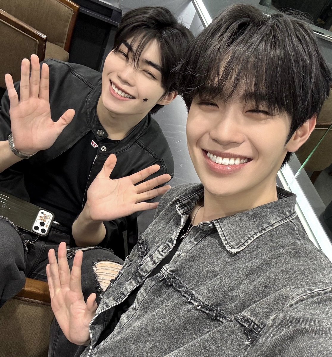 small_mant0u's tweet photo. #태건브이 ՞•ﻌ•՞<(•.    )
형과 그의 미소를 계속 따라 하는 아이

#박건욱 #PARKGUNWOOK 
#김태래 #KIMTAERAE
#제로베이스원 #ZEROBASEONE  
#gunrae #taegunv https://t.co/QXjD8I0Ope